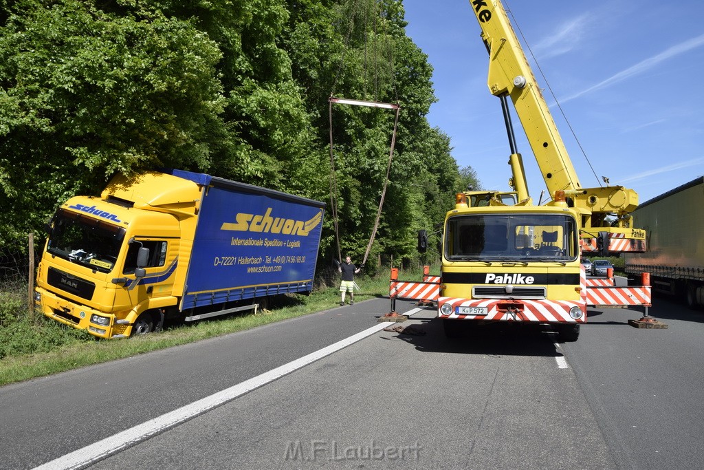 LKW in Boeschung A 3 Rich Frankfurt Hoehe Roesrath Lohmar P142.JPG - Miklos Laubert